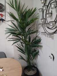 Palmeira artificial com cerca de 2 metros. ( loja Area)