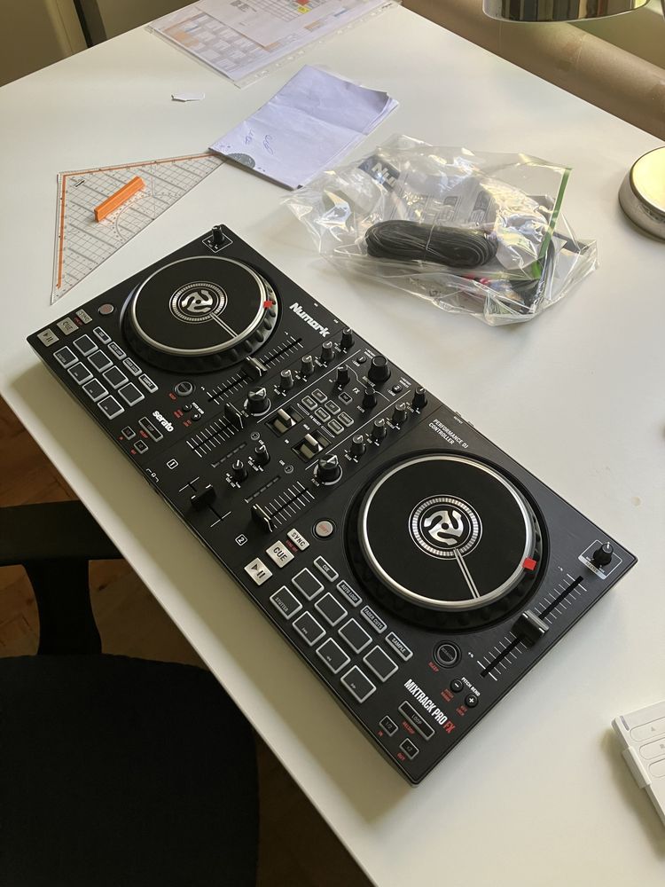 MESA DJ NUMARK caixa e cabo incluidos