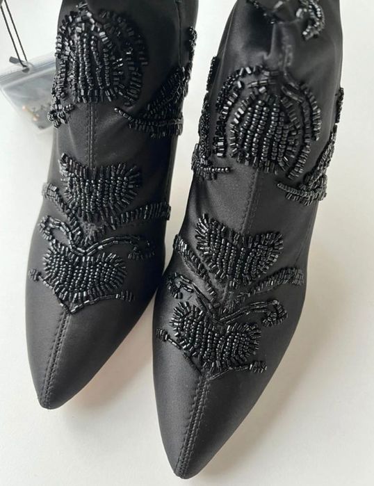 ZARA Satynowe botki na obcasie z ozdobnym haftem i koralikami