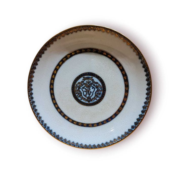 Prato Faiança Antigo – Decoração Heráldica Dourada e Azul-Cobalto