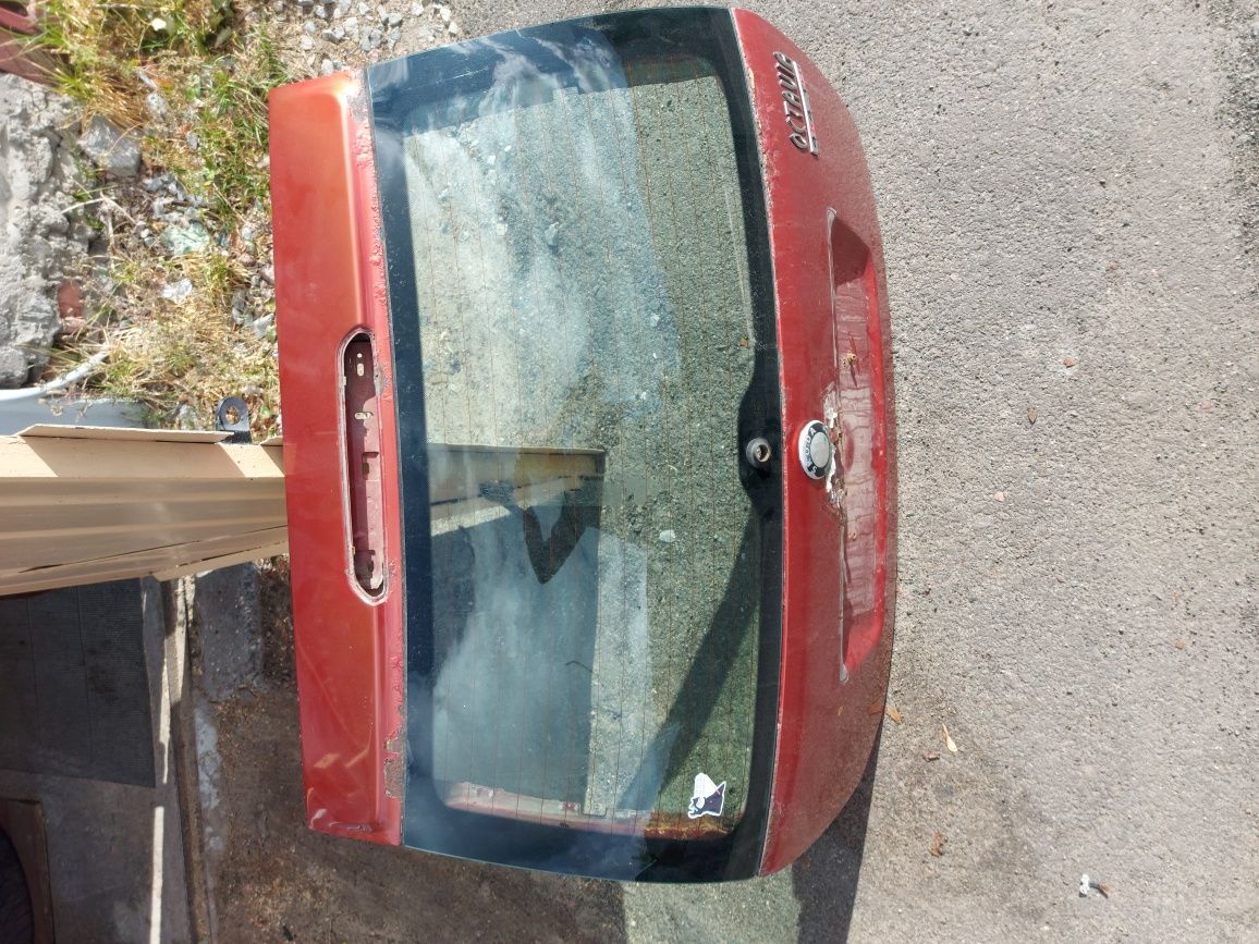 Продам кришку багажника (ляда) зі склом Octavia Tour, універсал