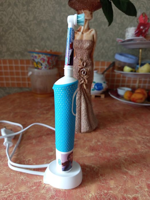 Зубна електрощітка дитяча Braun Oral-B Kids в компл. з новою насадкою