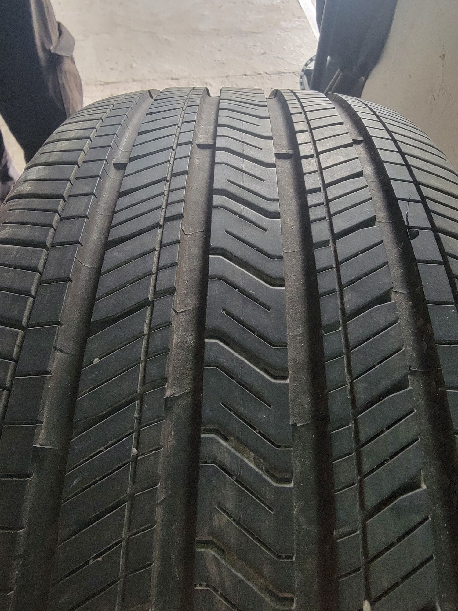 Гума Goodyear 235/40/19 нова