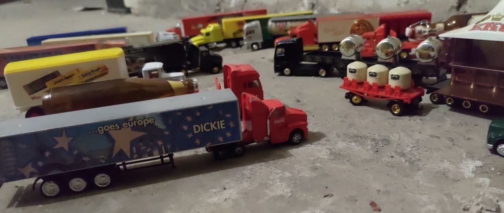 Ciężarówki. Ciągniki z naczepami. Modele. Tiry