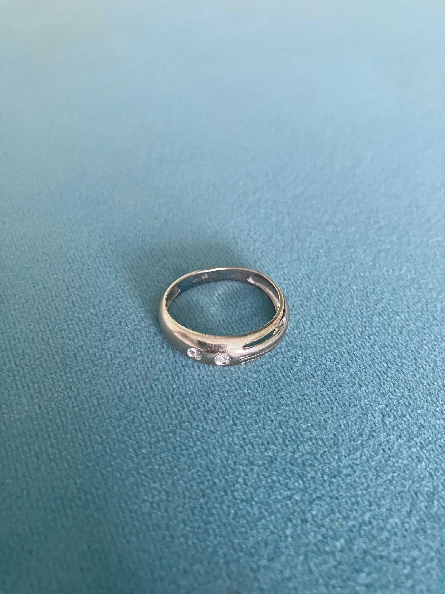 Złoty pierścionek obrączka białe złoto 18K dwa diamenty