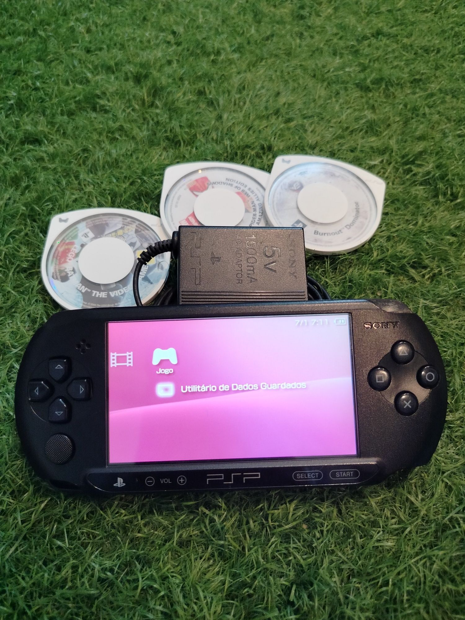 PSP E1004 com carregador original + 3 jogos