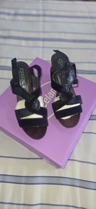 Sapatos praticamente novos
