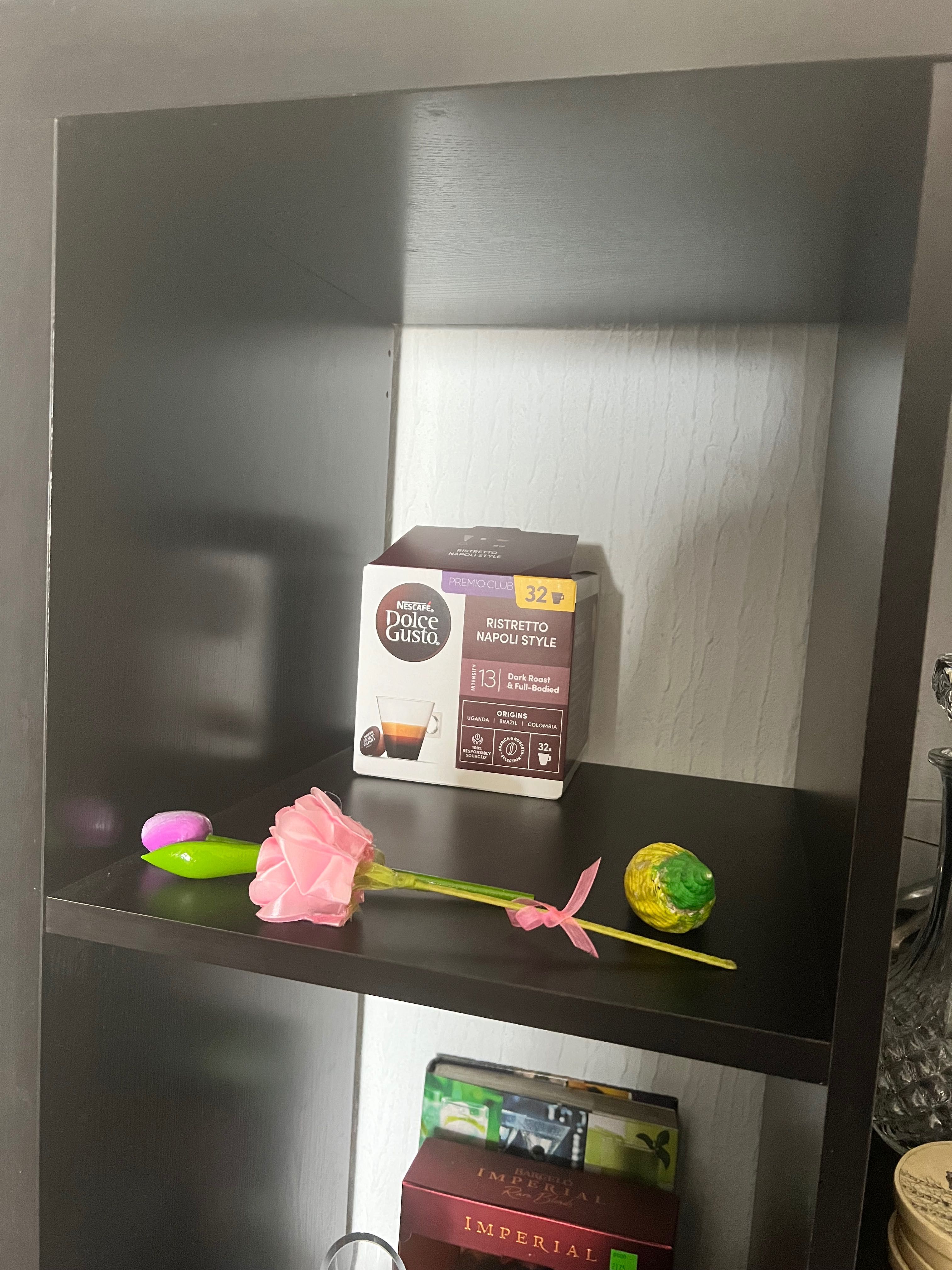 Móvel preto com arrumação