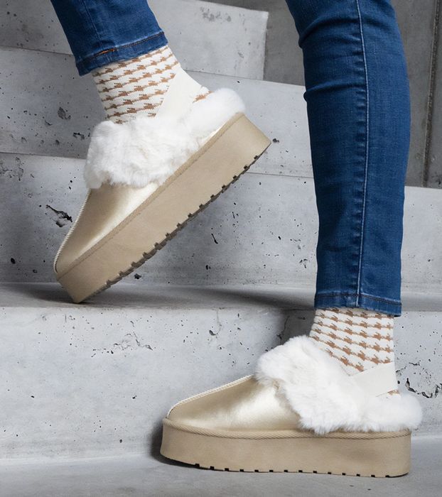 Złote kapcie na platformie ozdobione futerkiem Asza