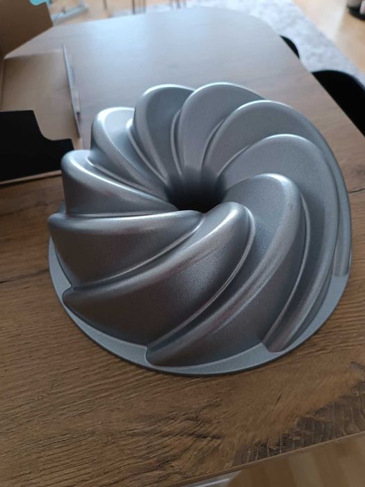 Metalowa forma na babkę . NOWA