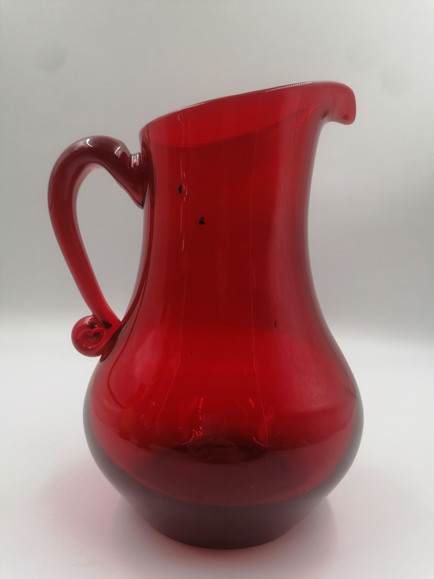 Duży szklany czerwony dzbanek Fiedorowicza z czerwoną rączką