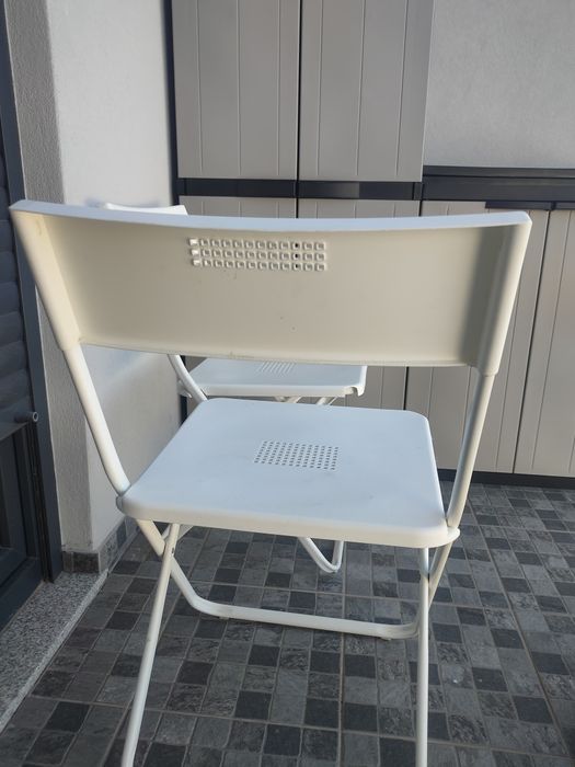 Vendo duas cadeiras brancas do IKEA , de interior ou exterior