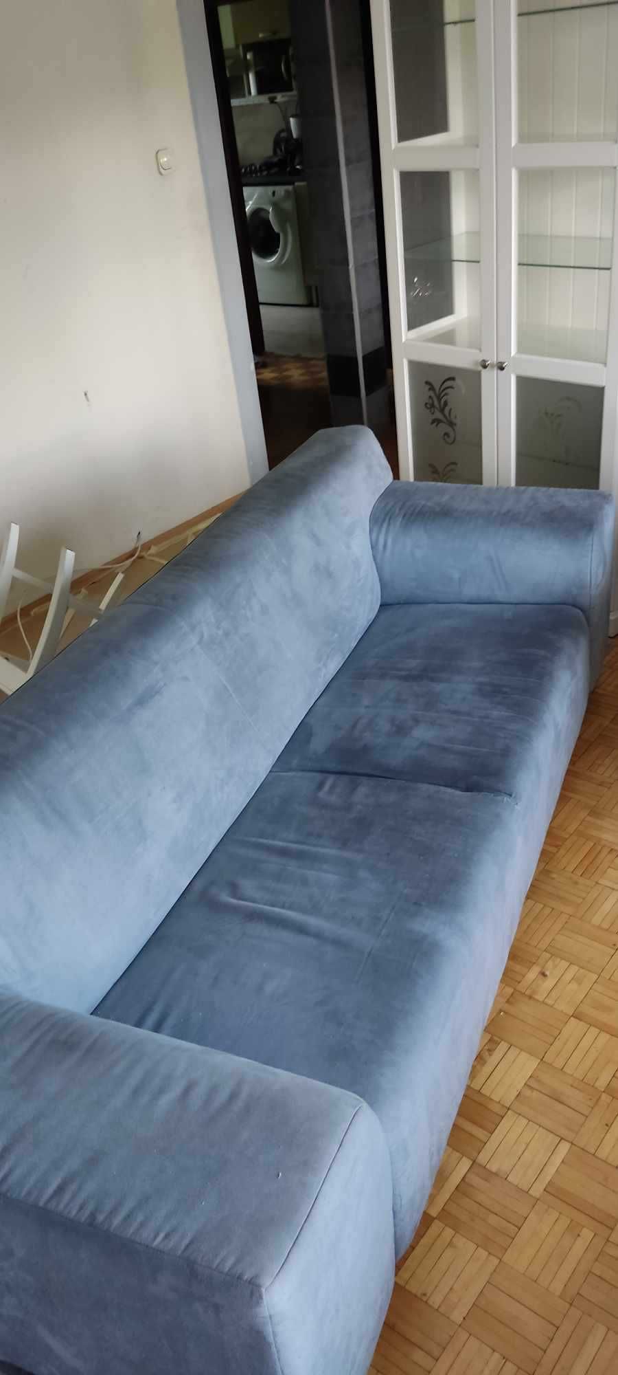 Błękitna sofa używana w dobrym stanie