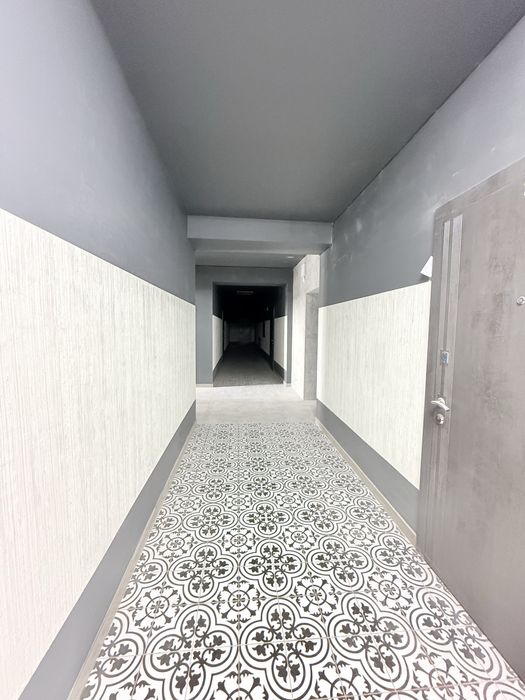 Найдешевша однокімнатна в зданому будинку з мінімальним оформленням