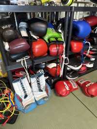 Material Boxe Kickboxing Muay Thai MMA Luvas, Caneleiras, Capacetes,