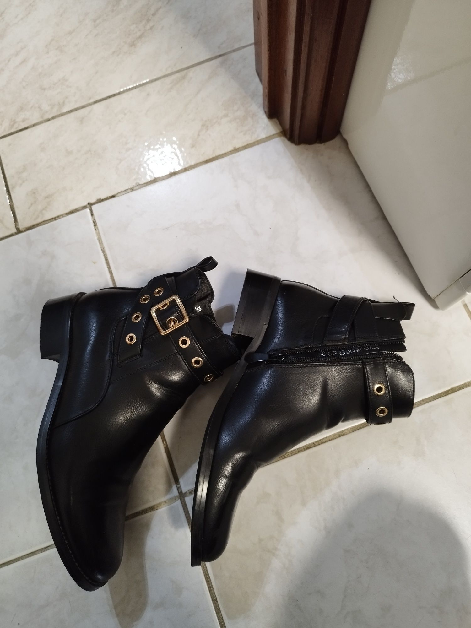 Botins pretos de senhora