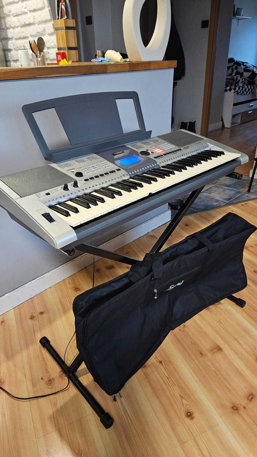 Keyboard Yamaha PSR-E403 wraz z pokrowcem oraz statywem.