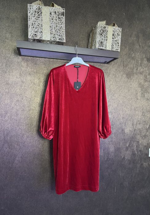 Червона велюрова сукня