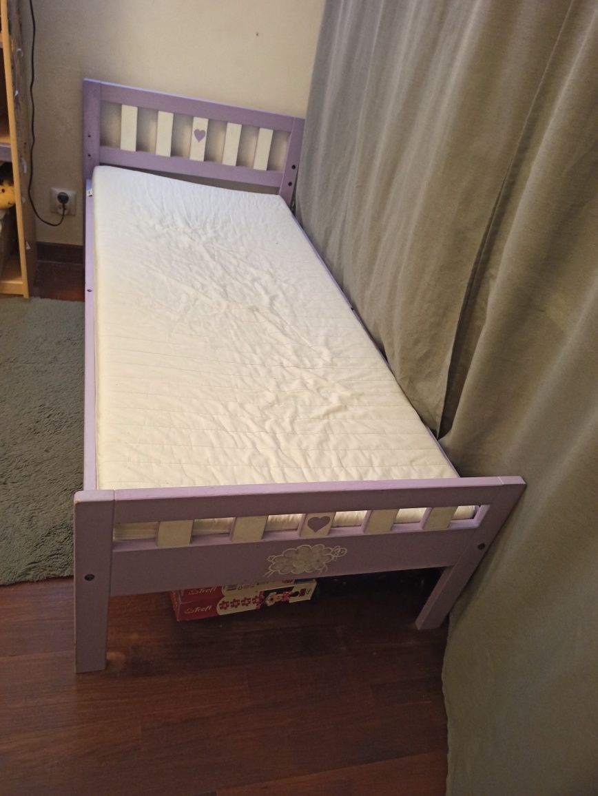 Łóżko drewniane Ikea MYGGA dla dziecka, ręcznie malowane na fiolet