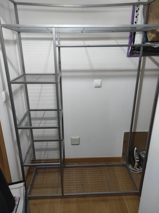 Roupeiro aberto com prateleiras