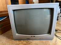 Vendo televisão antiga a funcionar
