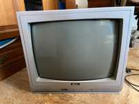 Vendo televisão antiga a funcionar