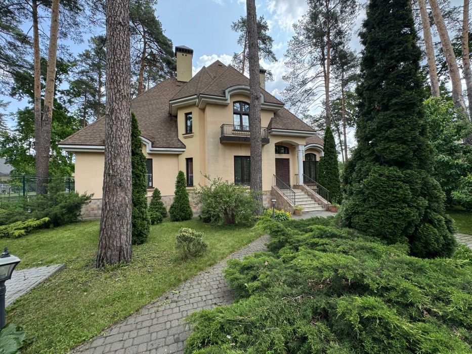 Будинок з ремонтом, гаражем, сауною та басейном. Центральний Парк.