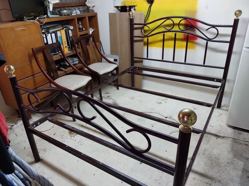 Cama de casal completa.