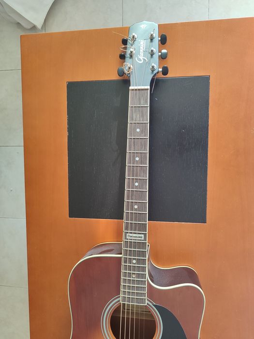 Guitarra acústica semi-eléctrica