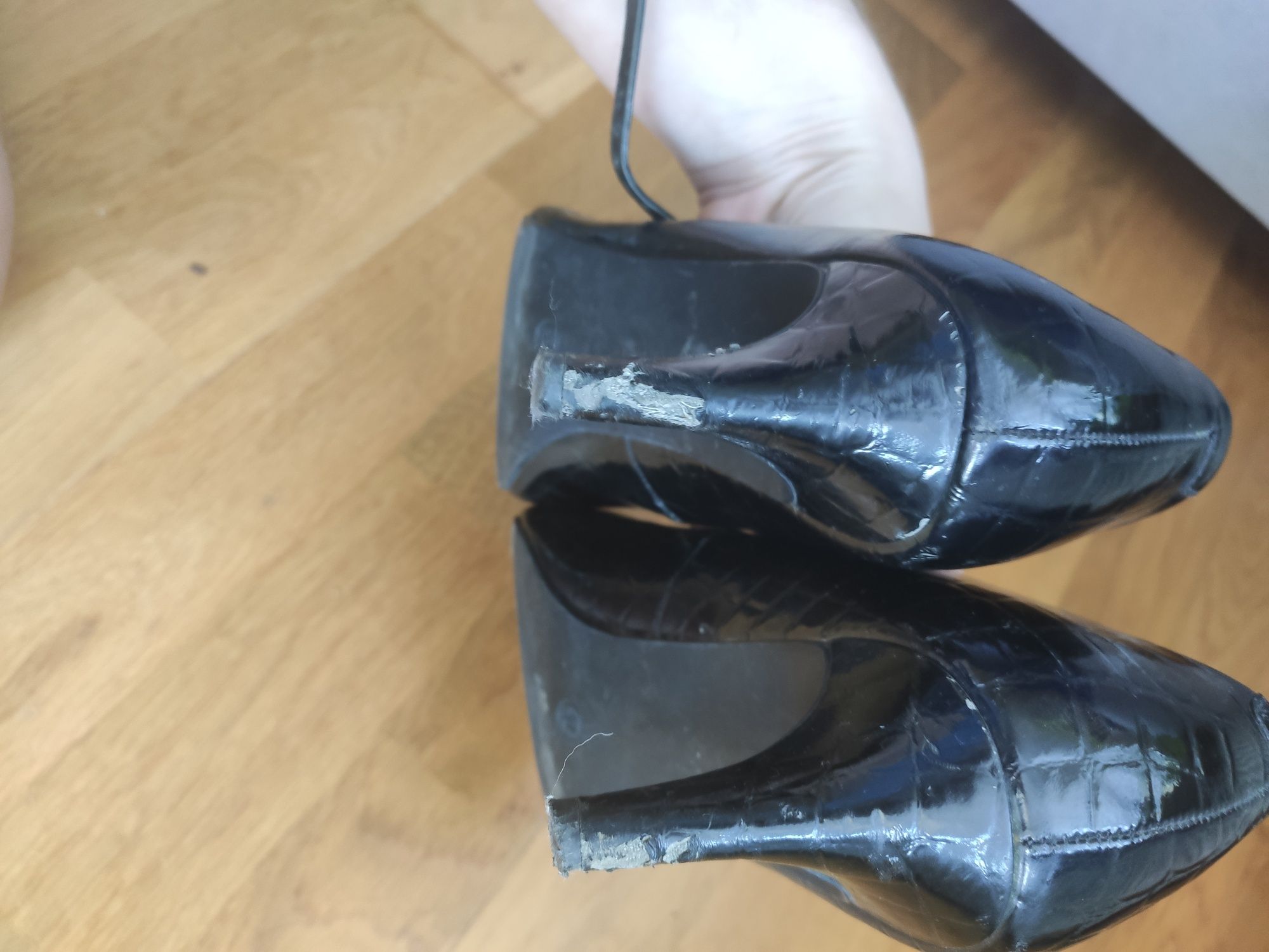 Buty lakierowane na obcasie