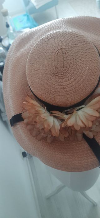 Chapeu de cerimónia com flor