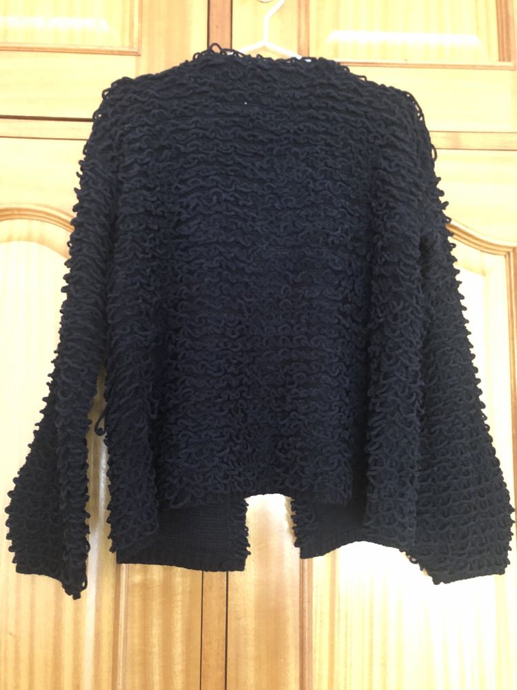 Casaco preto entrelaçados