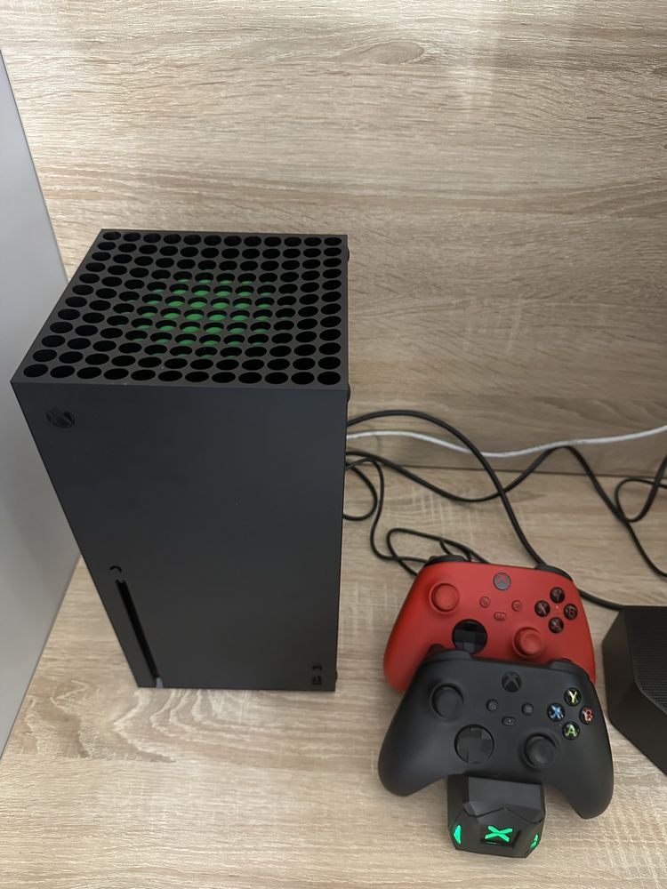 XBox series X + другий геймпад + зарядна станція ( є FIFA24, UFC5 )