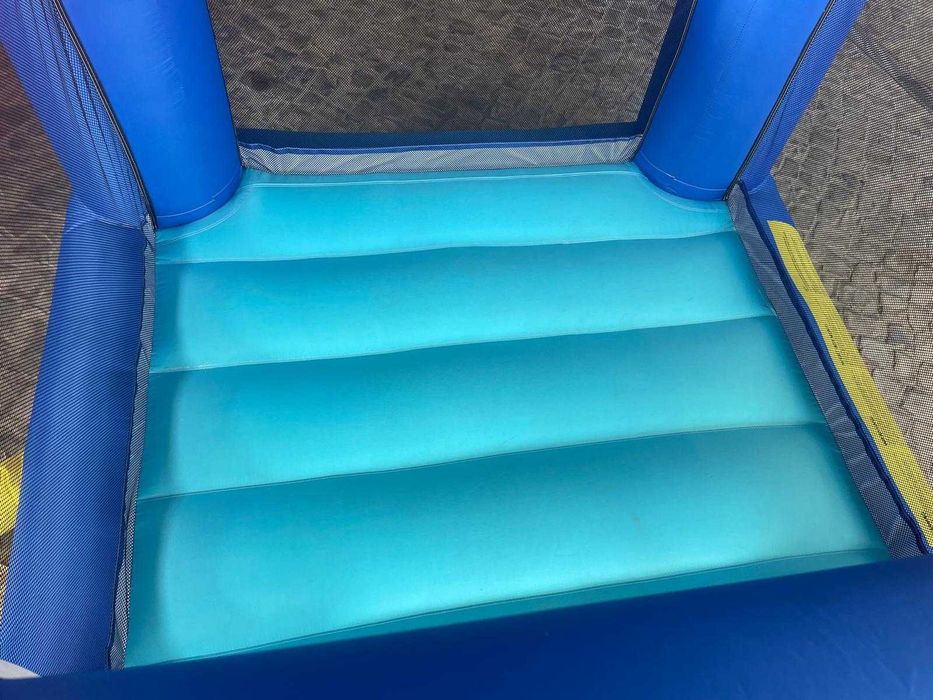 Castelo insuflável com trampolim e escorrega + insuflador elétrico