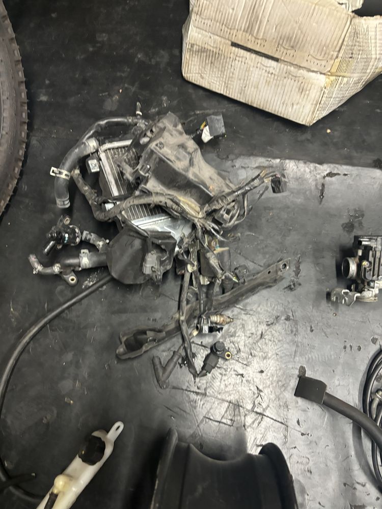 Honda Forza 125 restante material mecanico