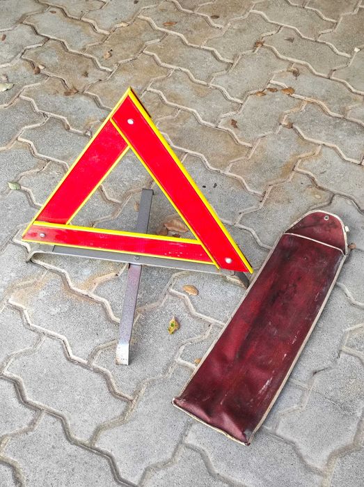 Triângulo antigo sinalização automóvel carro emergência (Arsacal)