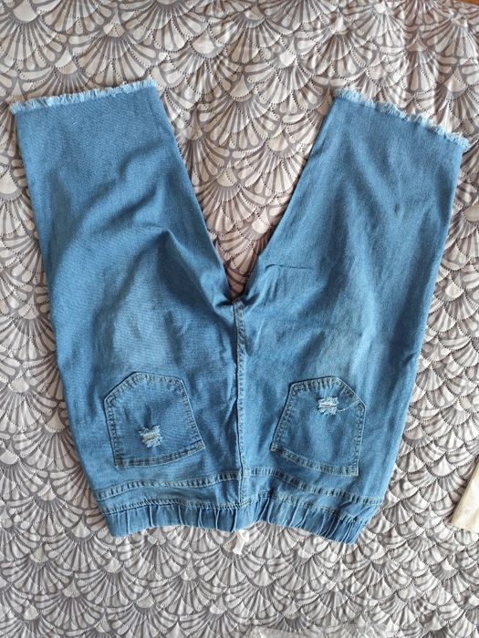 Spodnie krótkie  z wysokim stanem z przetarciami XL