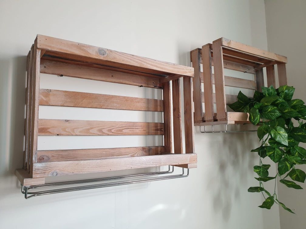 Drewniana półka / skrzynka z wieszakiem na kieliszki