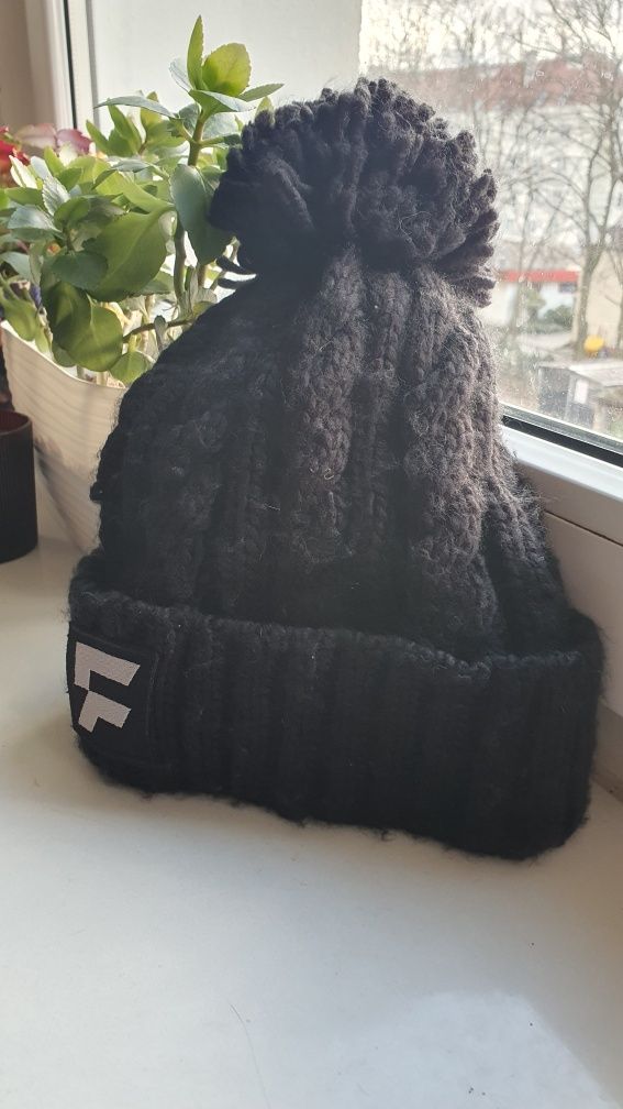 Czarna zimowa czapka z pomponem