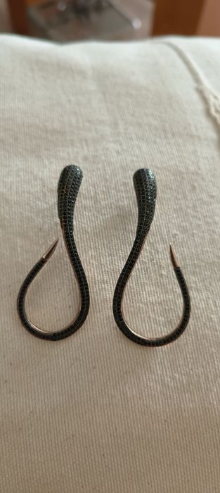 Brincos cobra em prata com zircónias pretas