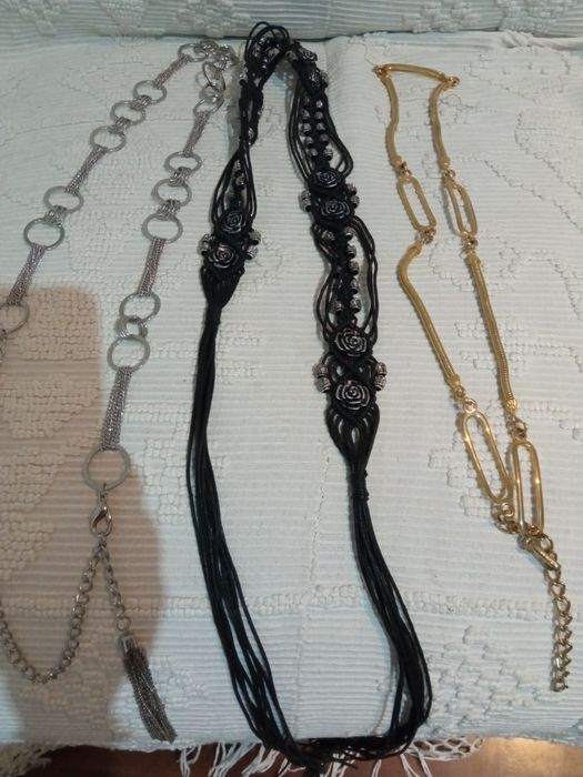 Três cintos pretos,dourado e prateado