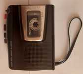 Sony TCM-453V — klasyczny przenośny dyktafon kasetowy.