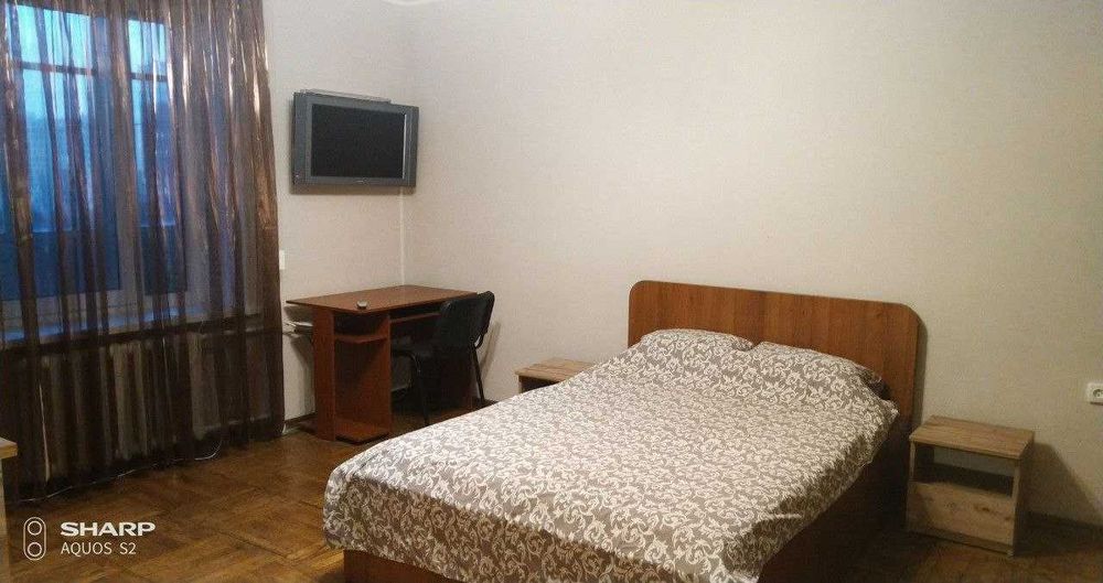 Затишна квартира подобово - погодинно, біля метро Ботанічний сад.