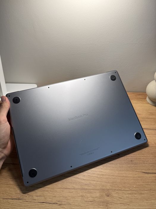 MacBook Pro 16 2021 M1 Pro 32GB RAM 1TB SSD
