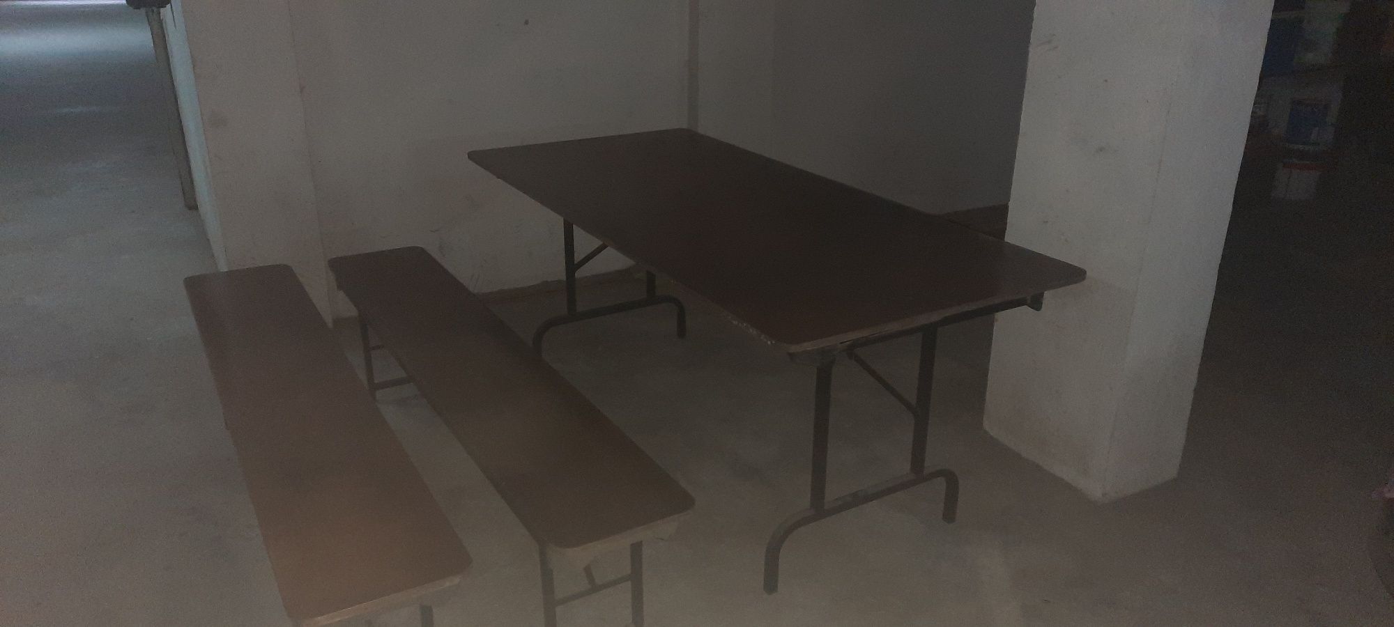 Mesa com bancos de madeira