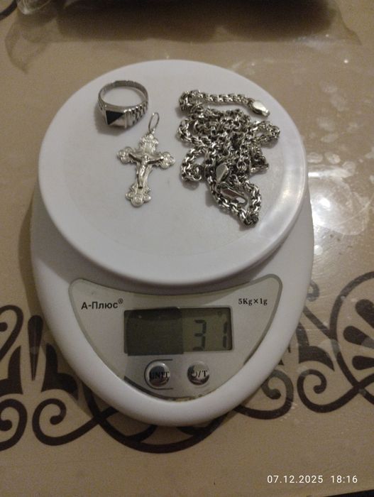 Срібний ланцюжок, хрестик, перстень із позолотою.