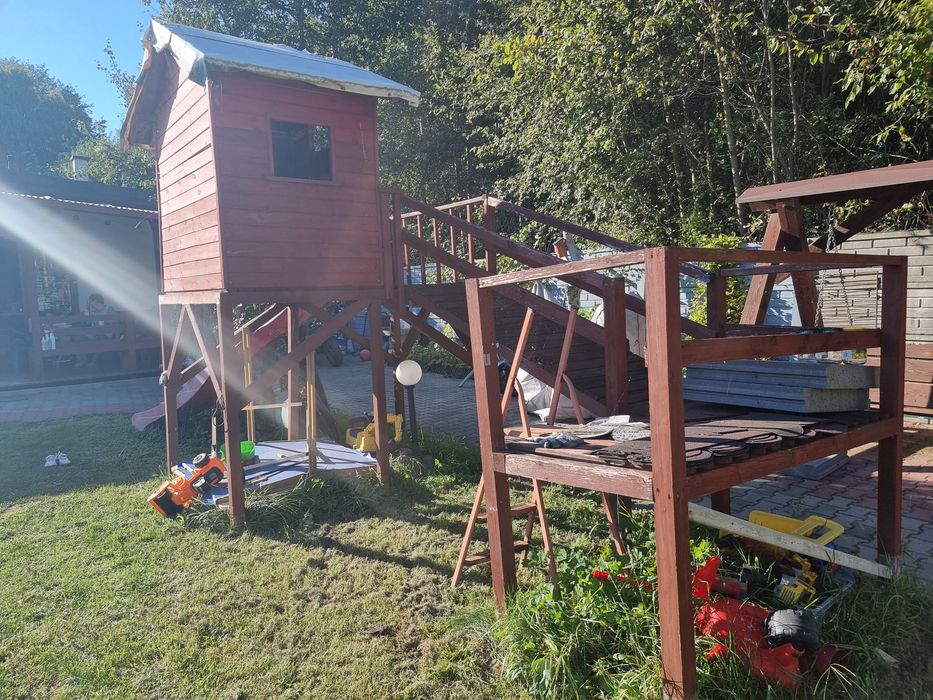 Domek dla dzieci ze zjeżdżalnią