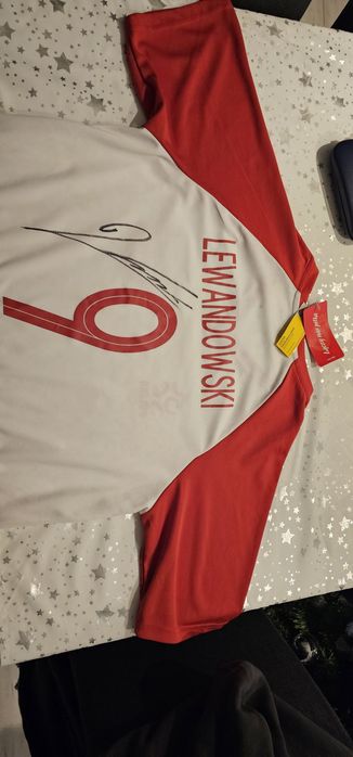 Koszulka z autografem Roberta Lewandowskiego. Prezent