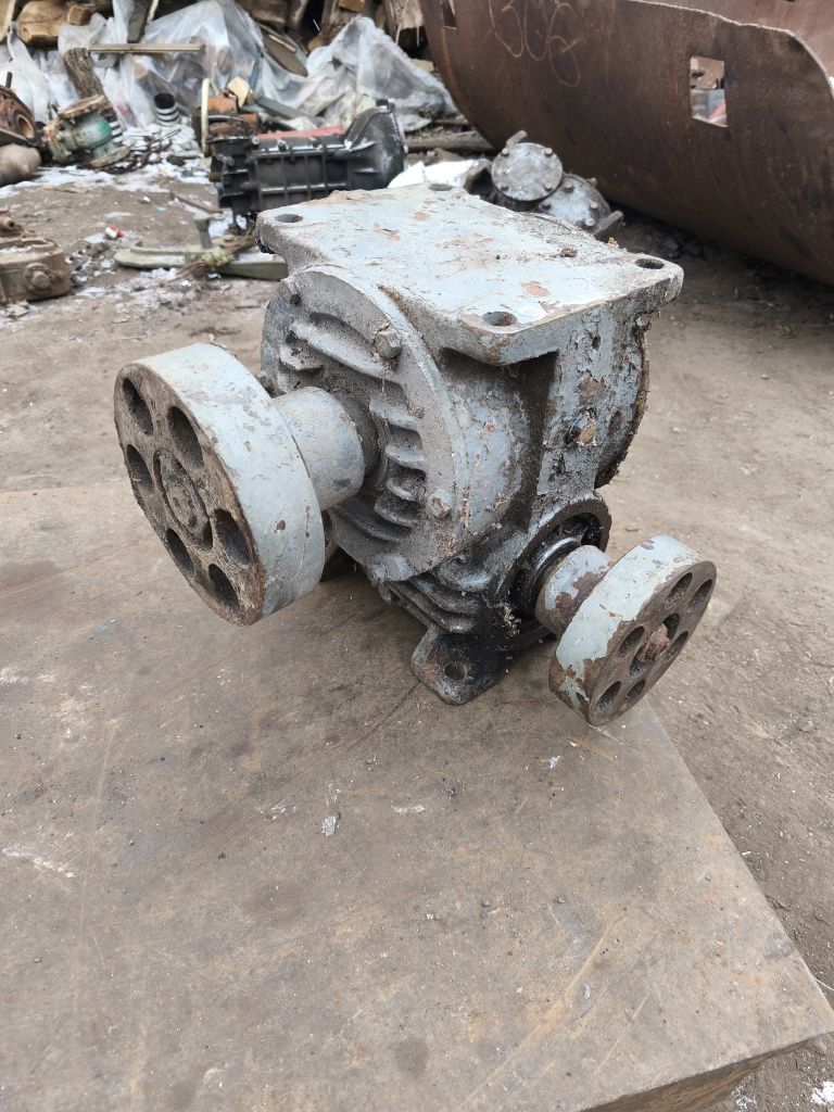 Редуктора Ч-100,2шт