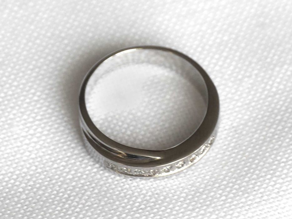 Pierścionek zaręczynowy - białe złoto z brylantami.